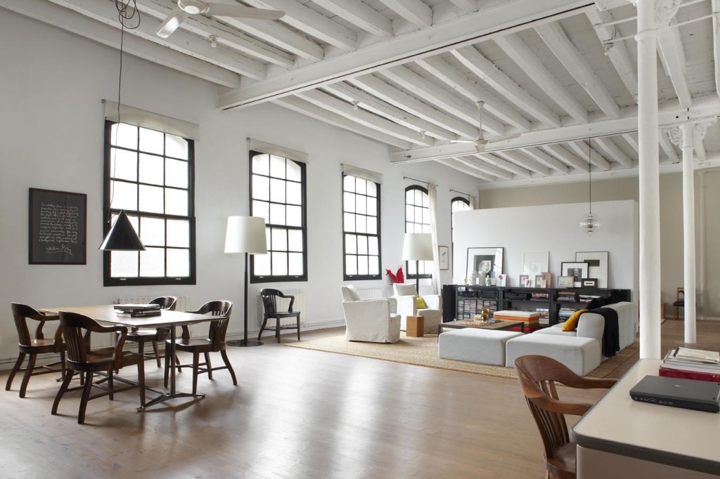 Loft dans le style du minimalisme en blanc