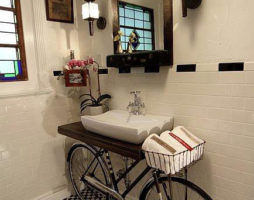 Un vieux vélo transformé en meuble de salle de bain
