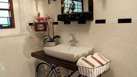Un vieux vélo transformé en meuble de salle de bain
