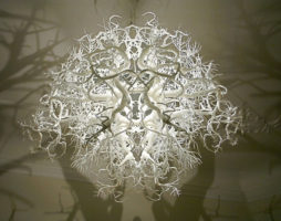 Un lustre sculptural qui crée une atmosphère mystérieuse, conçu par Tyra Hilden et Pio Diaz.