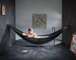 Le studio de design Splinter a créé une baignoire en fibre de carbone qui peut s'accrocher au mur comme un hamac.
