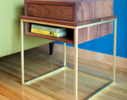 Table de chevet dans le style du minimalisme