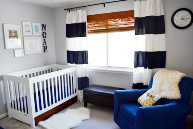 Chambre avec rideaux rayés blancs et bleus