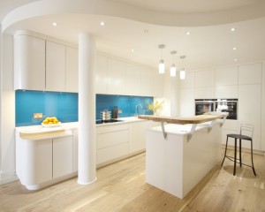 Tablier bleu dans la cuisine dans le style du minimalisme