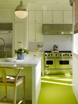 Sol vert dans une cuisine blanche