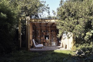 Une petite bibliothèque cachée derrière les arbres