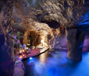 Intérieur d'une grotte masculine avec un bassin en forme de grotte