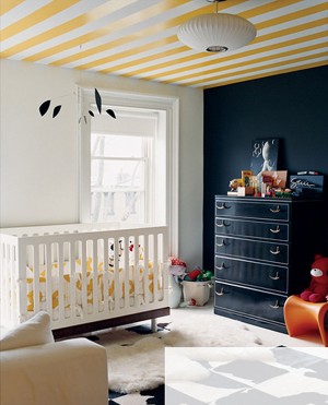 Chambre d'enfants avec plafond rayé