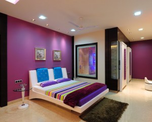 Chambre moderne et lumineuse dans les tons lilas