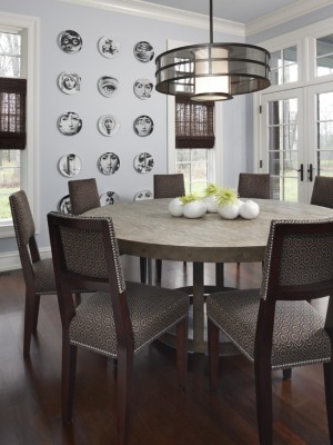 Assiettes en noir et blanc avec des portraits sur le mur de la cuisine