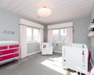 Plafond rayé rose et blanc dans une chambre de fille