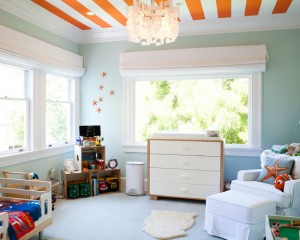 Plafond blanc orange combiné avec des murs bleus