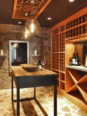 Photo : cave à vin avec stand de dégustation