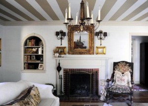 Rayures blanches et bronze au plafond du salon avec cheminée