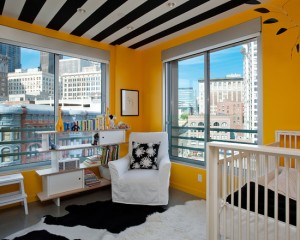 Rayures noires et blanches au plafond avec des murs jaunes