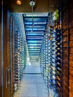 Cave à vin originale sous l'escalier