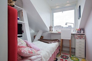 Petite chambre dans la chambre mansardée