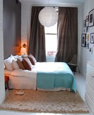 Petite chambre joliment décorée