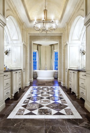 Salle de bain spacieuse avec sol en marbre