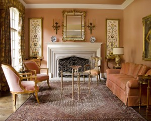 Intérieur de la chambre de couleur carotte dorée