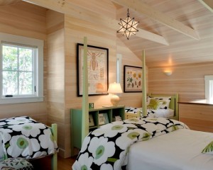 Chambre en bois au décor élémentaire de couleur vert clair