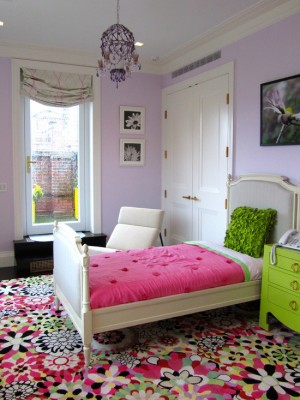 Chambre de fille avec moquette colorée