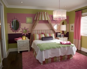 Chambre de fille dans une combinaison de couleurs roses et vertes