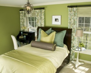 Photo: intérieur de chambre vert clair avec un petit lustre