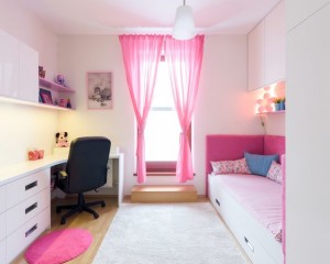 Chambre lumineuse pour une fille avec un grand bureau