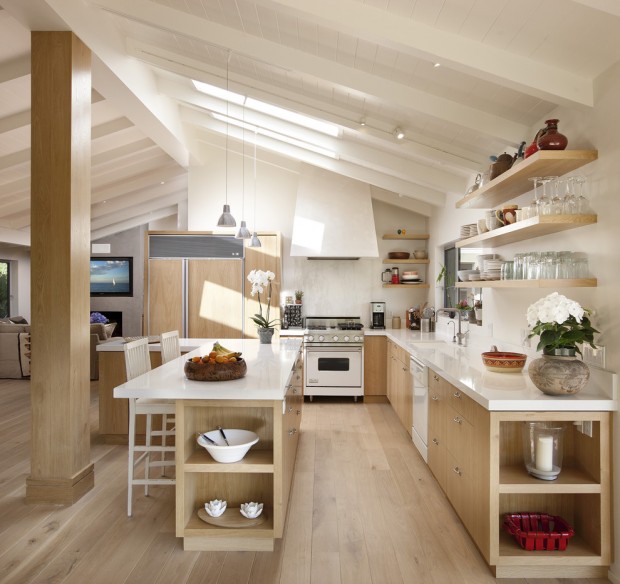 Beaucoup de bois dans la cuisine scandinave