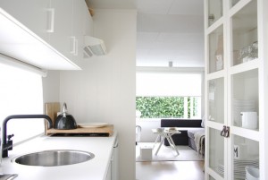 Intérieur de cuisine blanc avec détails de décoration noirs