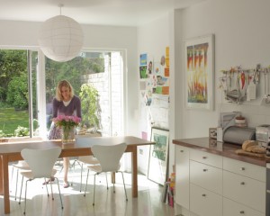 Intérieur de cuisine avec porte de balcon