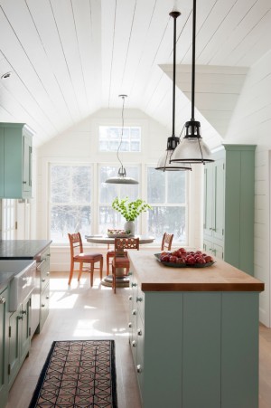 Cuisine scandinave dans une vieille maison en bois