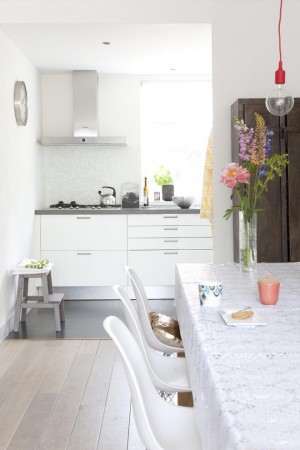 Intérieur de cuisine de style scandinave avec des détails mémorables