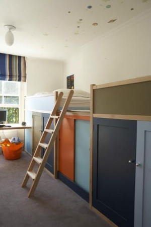 Chambre d'enfants longue et étroite avec un lit superposé