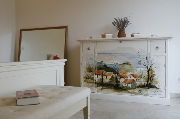 Illustration d'un village sur une commode