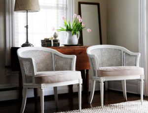 Fauteuils peints en blanc