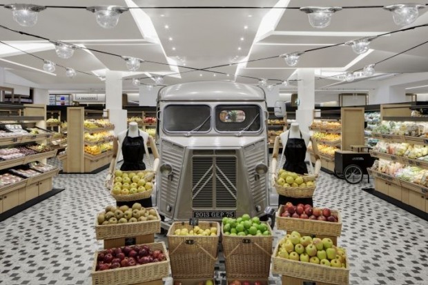 Intérieur de l'épicerie avec voiture rétro