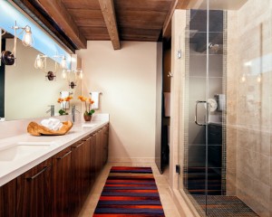 Salle de bain longue et étroite avec armoires en bois