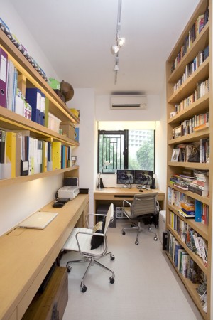Bureau allongé avec une bibliothèque