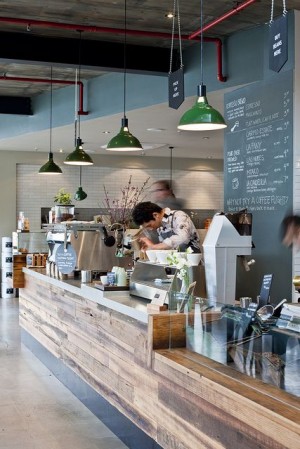 Café élégant avec comptoir en bois