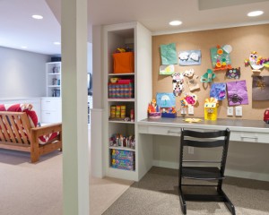 Photo : un bureau pour un enfant dans le couloir