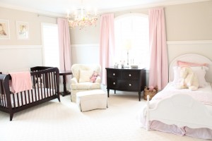 Chambre en rose laiteux avec des meubles sombres