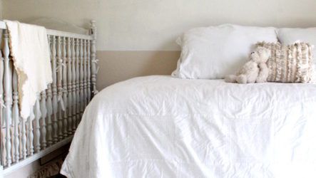 Design d'intérieur de chambre à coucher avec lit bébé