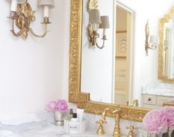 Intérieur de salle de bain de style français avec de l'or