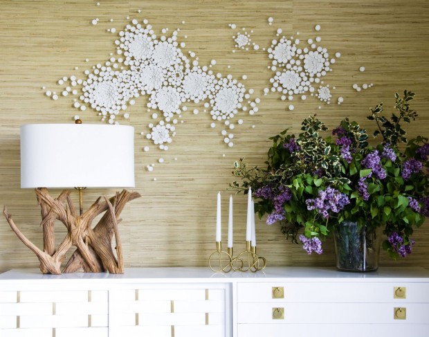 La combinaison de papier peint en bambou clair avec des éléments décoratifs