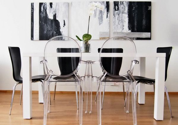 Chaises transparentes dans une cuisine en noir et blanc