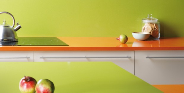 Vert clair et orange à l'intérieur de la cuisine