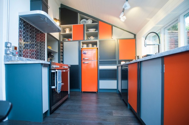 Intérieur de cuisine en combinaison bleu et orange