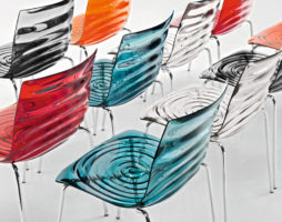 Chaises transparentes : belles, pratiques et lumineuses